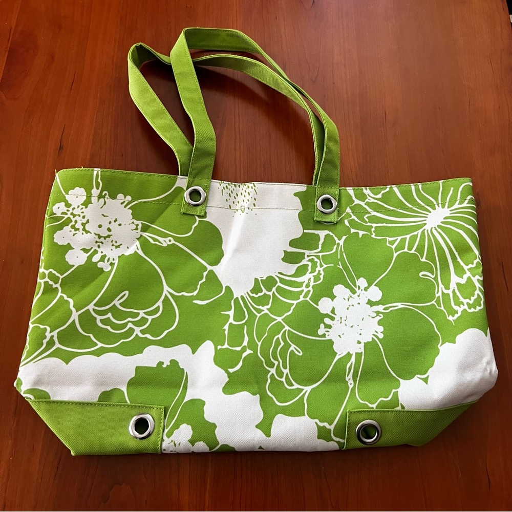 NWOT GREEN AND WHITE FLORAL CANVAS TOTE BAG